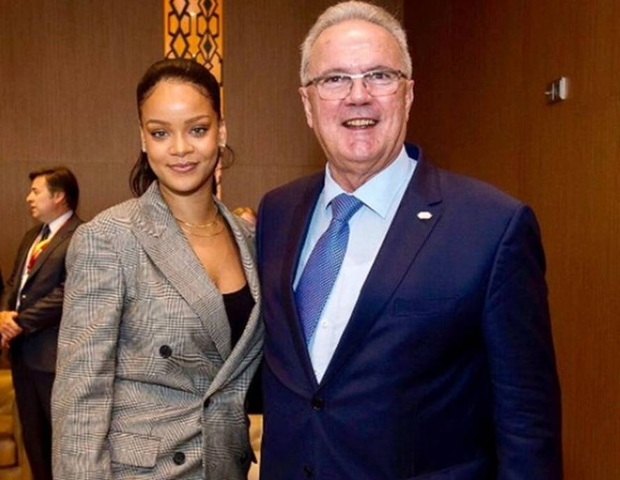 Mimica pozira u zagrljaju RiRi, no ne ispod njezina kišobrana