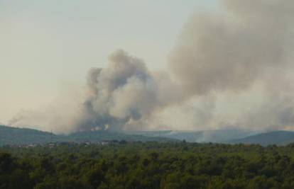 Veliki požar kod Skradina: Evakuirali su 30-ak stanovnika