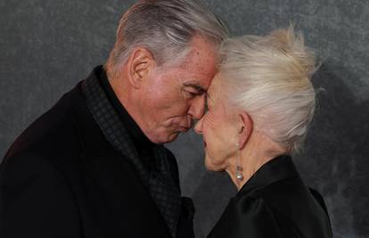 Helen Mirren i Pierce Brosnan oduševili na premijeri serije, držali su se za ruke i bili prisni...