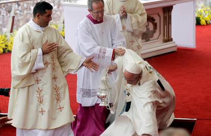 Odmah ga pridigli: Papa Franjo pao dok je išao prema oltaru