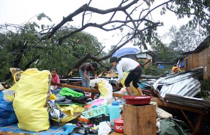 Više od 200 ljudi poginulo je u tajfunu koji je pogodio Filipine