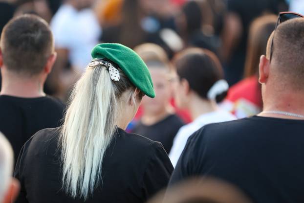 Sinj: Thompsonovi obožavatelji čekaju početak koncerta na hipodromu