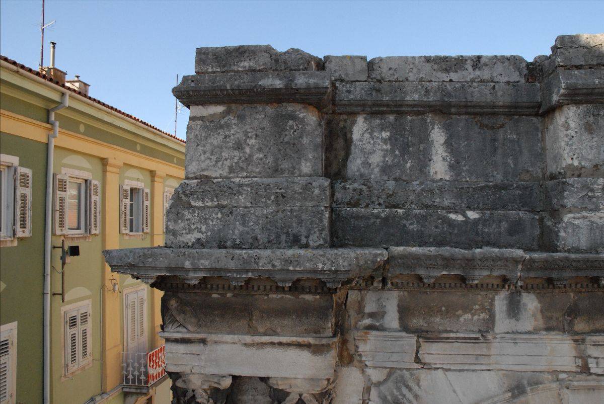 Pula: Započeli s radovima na obnovi poznatog spomenika