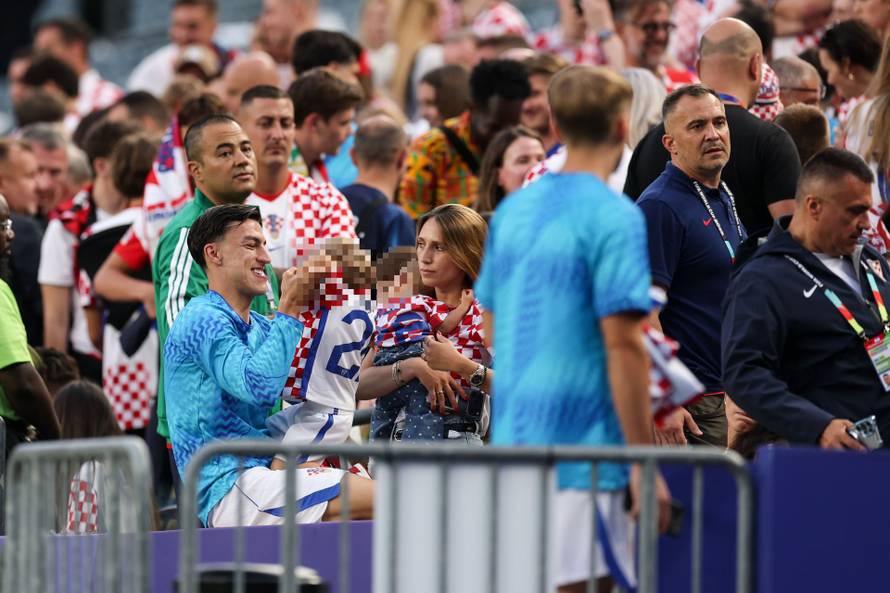 Dirljive scene nakon pobjede: 'Vatreni' as ljubio sina, Modrić čestitao, Luka Sučić sa sestrama