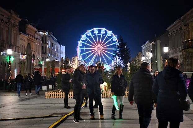 FOTO Blagdanska atmosfera na paljenju druge adventske svijeće u Slavonskom Brodu