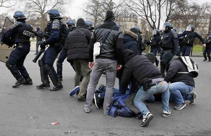 Stotine mladih prosvjedovalo protiv policijske brutalnosti