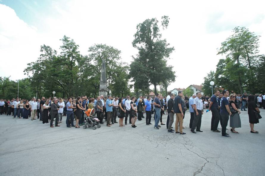 Bakljada na Mirogoju: Obitelj i prijatelji oprostili se od Capara