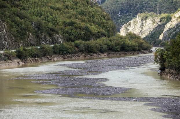 Grabovica: Pogled na Neretvu punu smeća nakon poplava