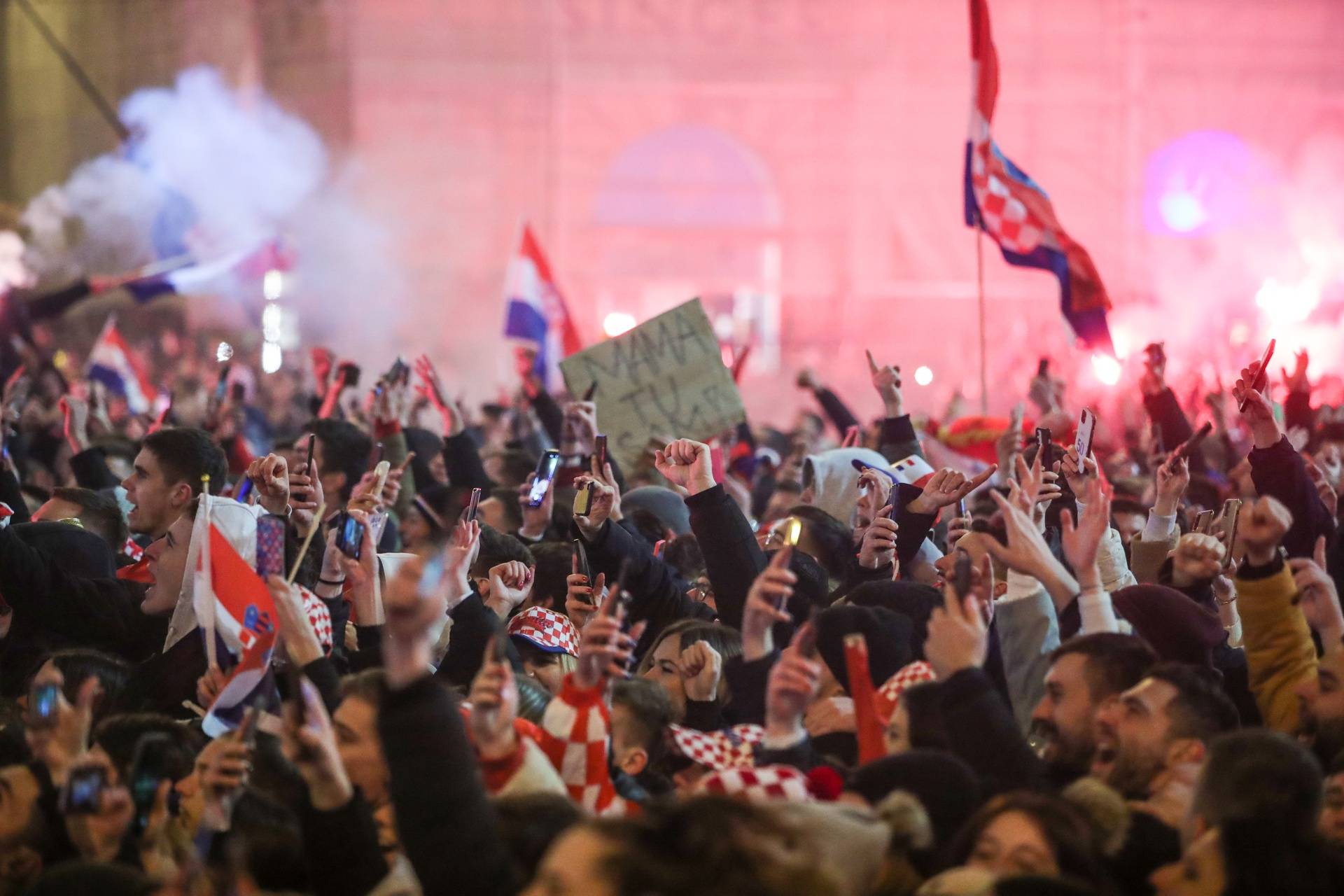 Prava ludnica vlada na Jelačićevom trgu, Vatreni krenuli prema Trgu