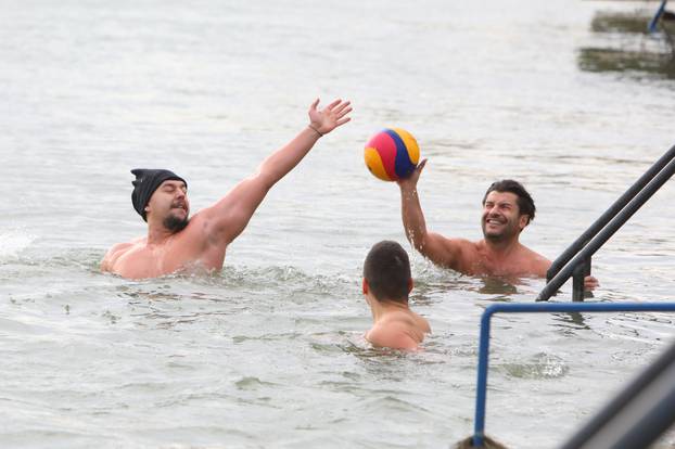 Karlovac: Zimsko kupanje u rijeci Korani