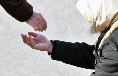 Žene prosjačile ispred crkve u Bjelovaru pa dobile zabranu prilaska. Oduzeli su im novac