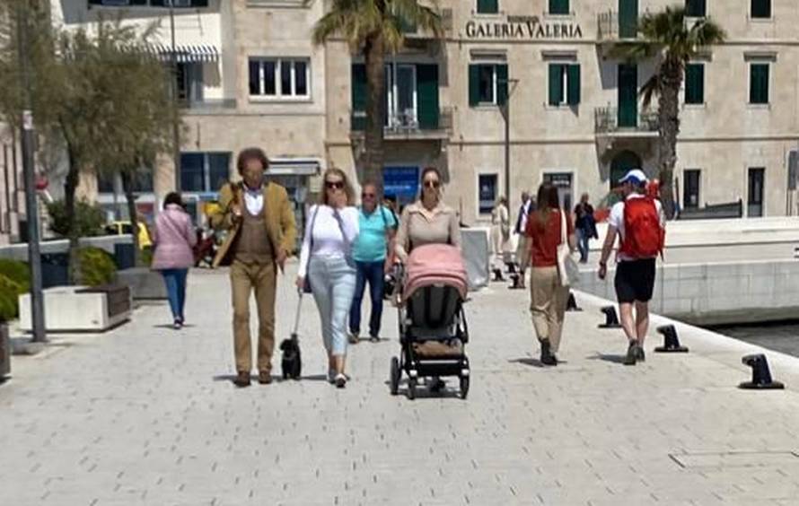 FOTO Obitelj Huljić sunčani dan iskoristila za šetnju: Djed, baka i mama uživali u društvu Albe