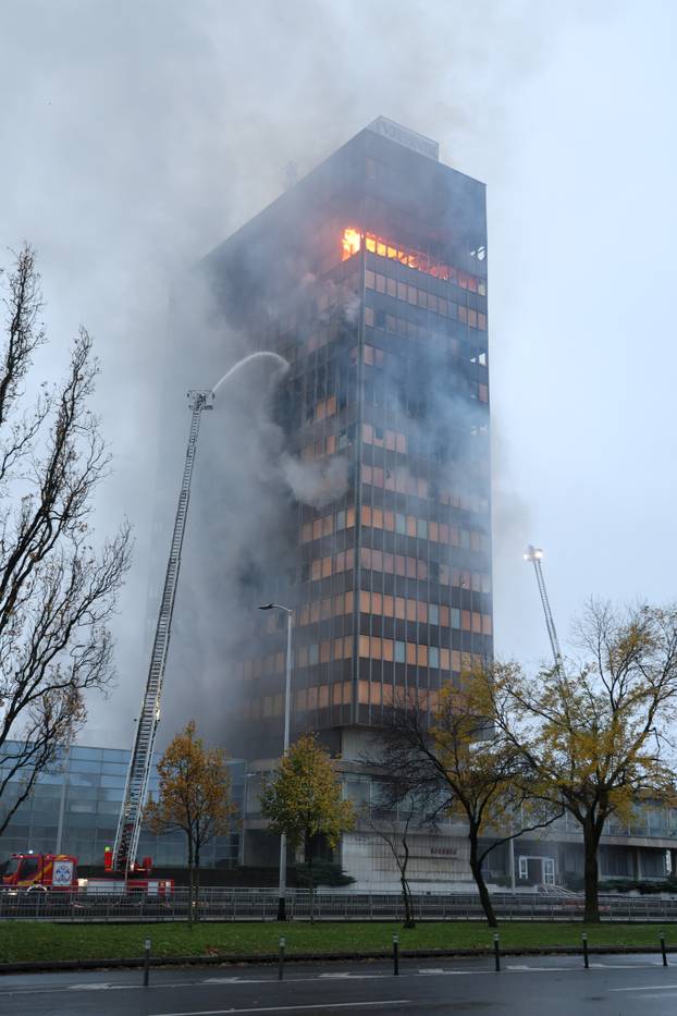 Zagreb: Nastavlja se gašenje Vjesnikovog nebodera, teška noć iza vatrogasaca