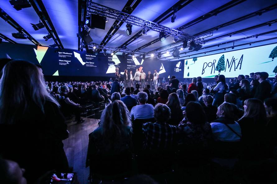 Boranka - volonteri i izviđači na požarištima sade stabla...