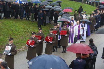 FOTO General Pavao Miljavac pokopan u Novigradu na Dobri, pogreb okupio vrh vojske RH