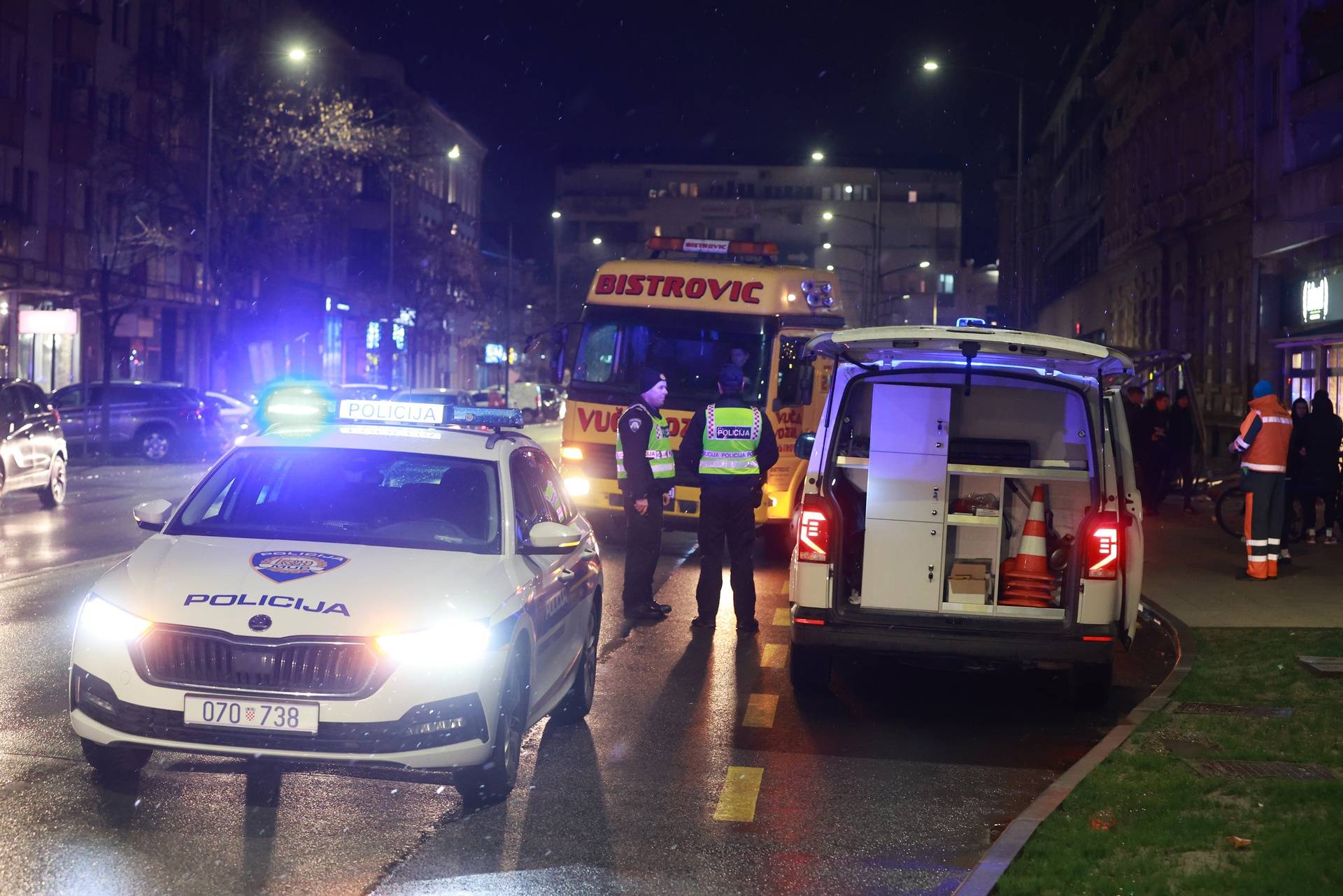 Kaos u centru Osijeka: BMW-om pokosio autobusnu stanicu