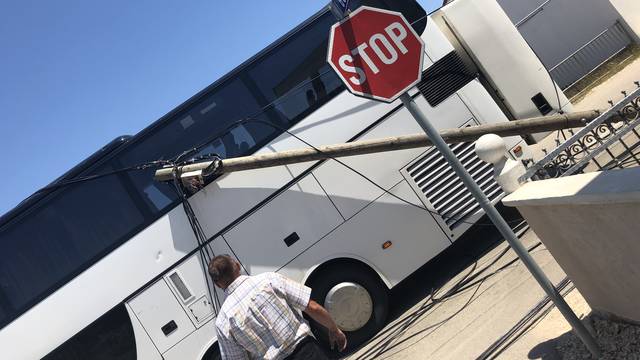 Autobus na Viru zapeo za žice pa iščupao telefonske stupove