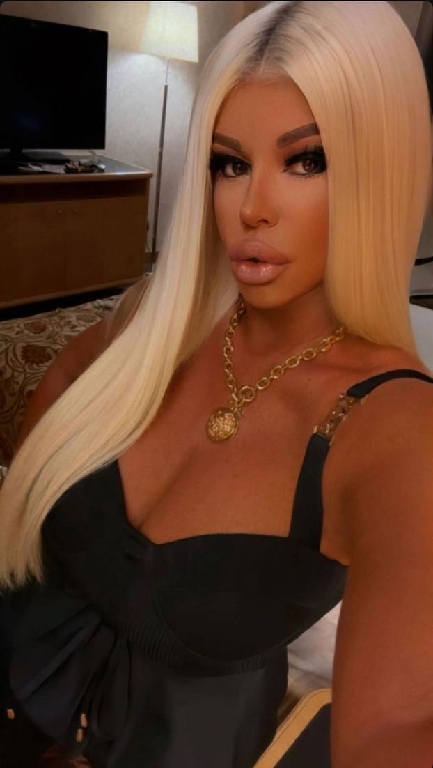 Vrući kadrovi srpske pjevačice: Ljetuje u Grčkoj, u Areni Zagreb dobila spermu od lososa za dar