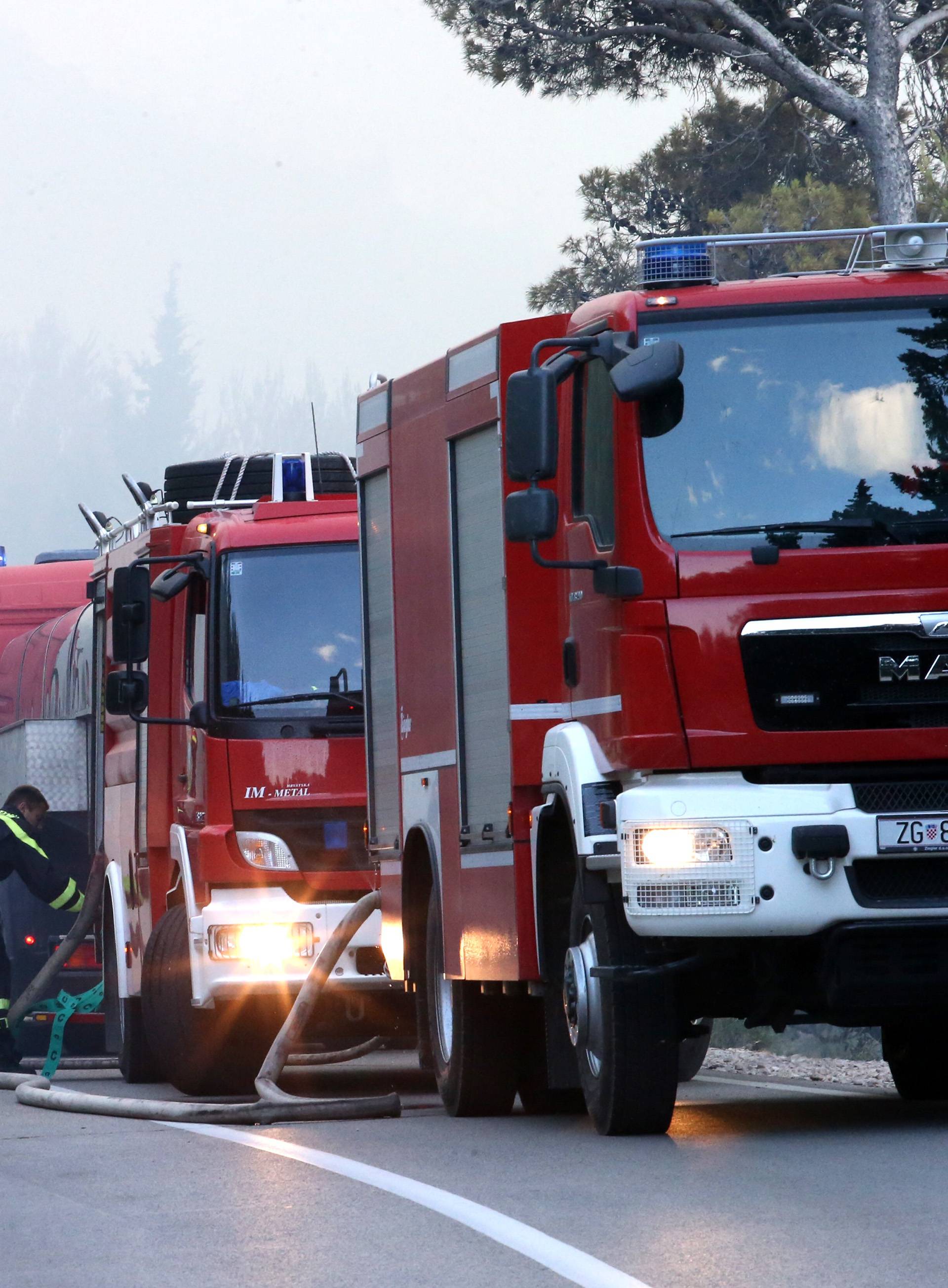 Kanader pomaže u gašenju, u Makarsku stiže i 150 vojnika