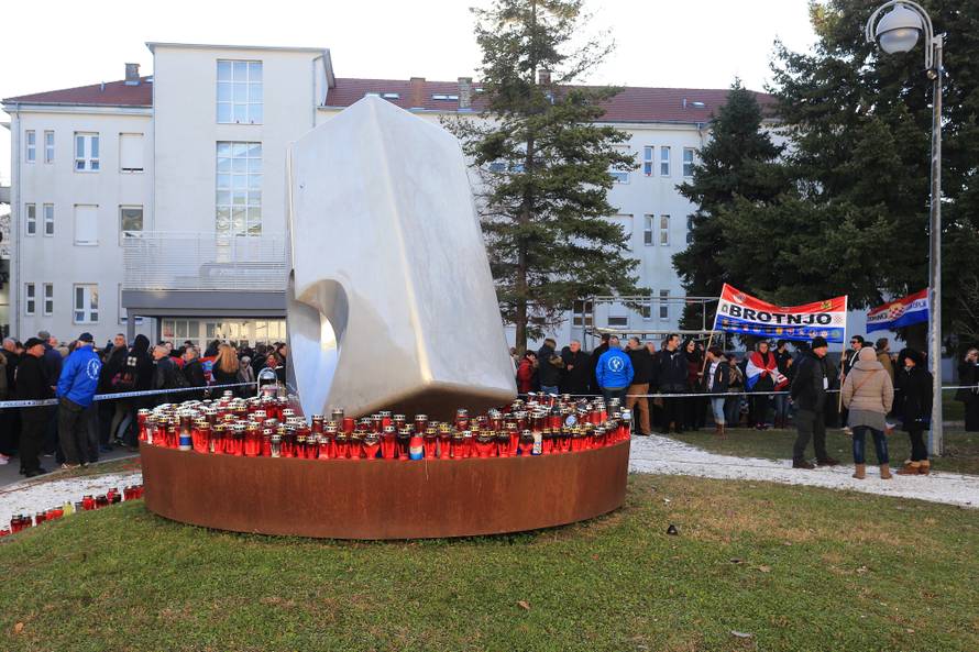 Hrvatska se danas u Vukovaru poklonila nevinim žrtvama