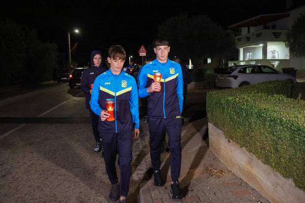 Škabrnja: Odavanje počasti poginulima paljenjem svijeća u Ulici 18. studenog 1991