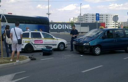 Vozač Radio Taksija u Zagrebu gurao je s ceste Taxi Cammeo
