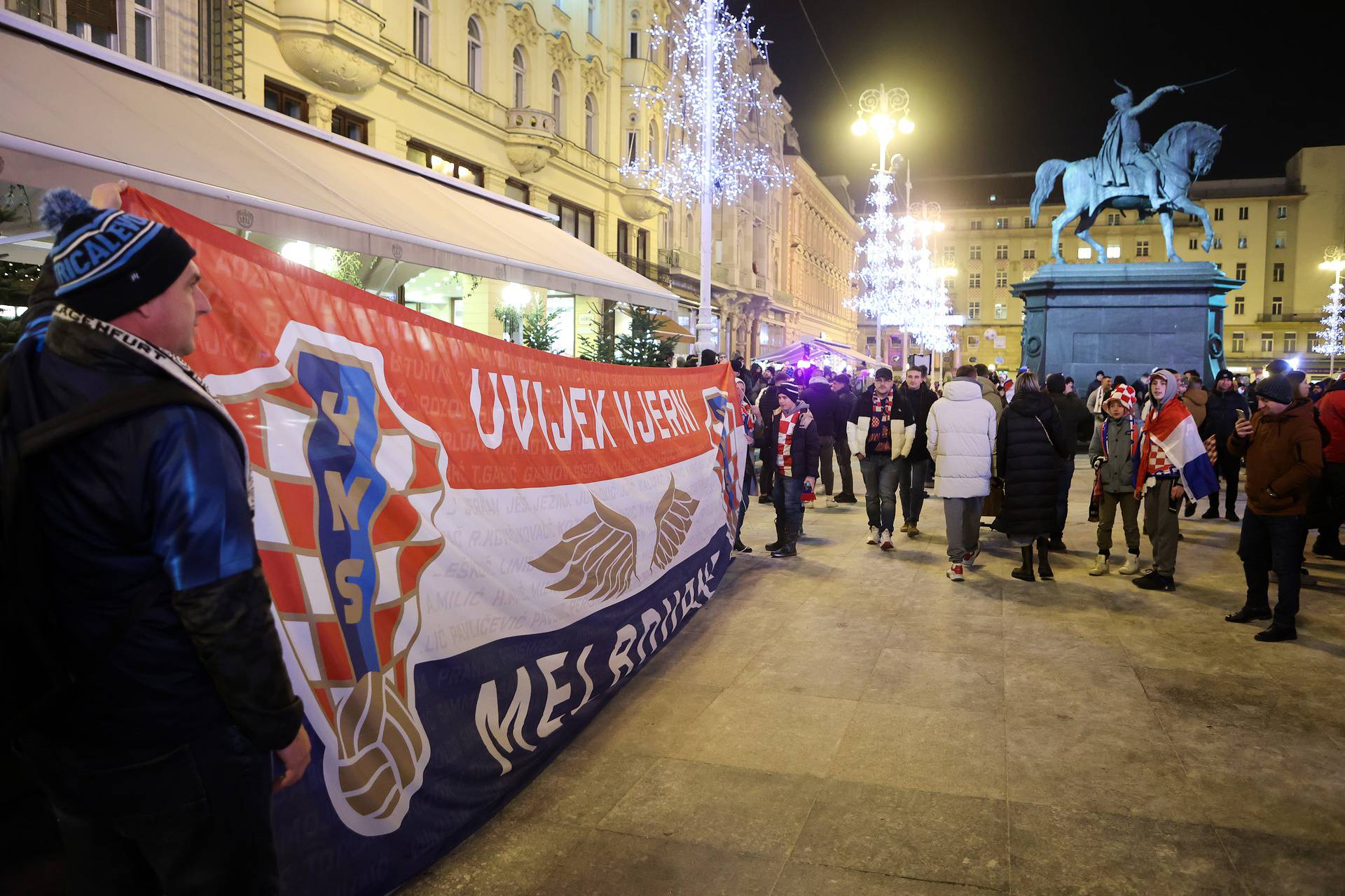 Zagreb: Navijači gledaju utakmicu između Hrvatske i Argentine na Trgu bana Josipa Jelačića