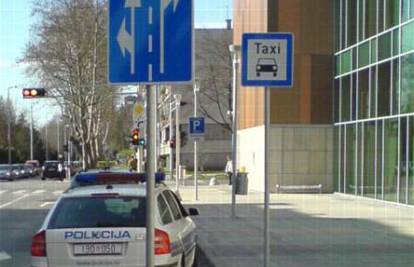 Parkirno mjesto za taksi zauzeo policijski automobil