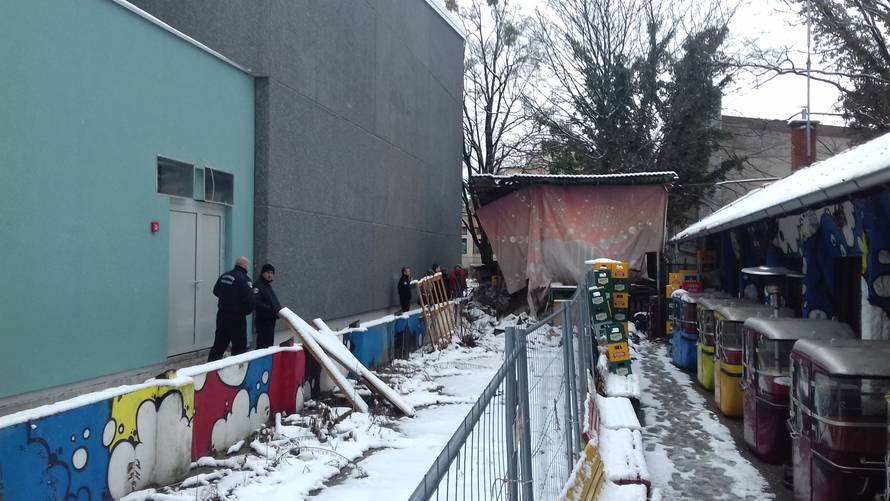 Doveli i zaštitare: Grad srušio binu na terasi kultne 'Jabuke'