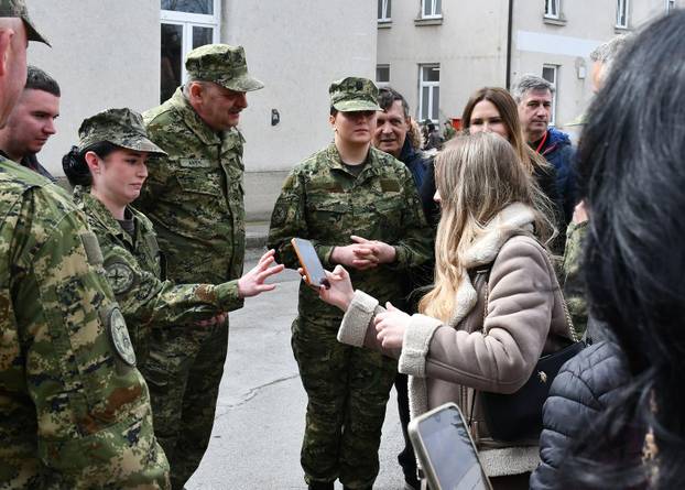 Na svečanoj prisegi ročnika u Požegi pozornost je privukla Diva Perković, kći pjevača Marka Perkovića Thompsona