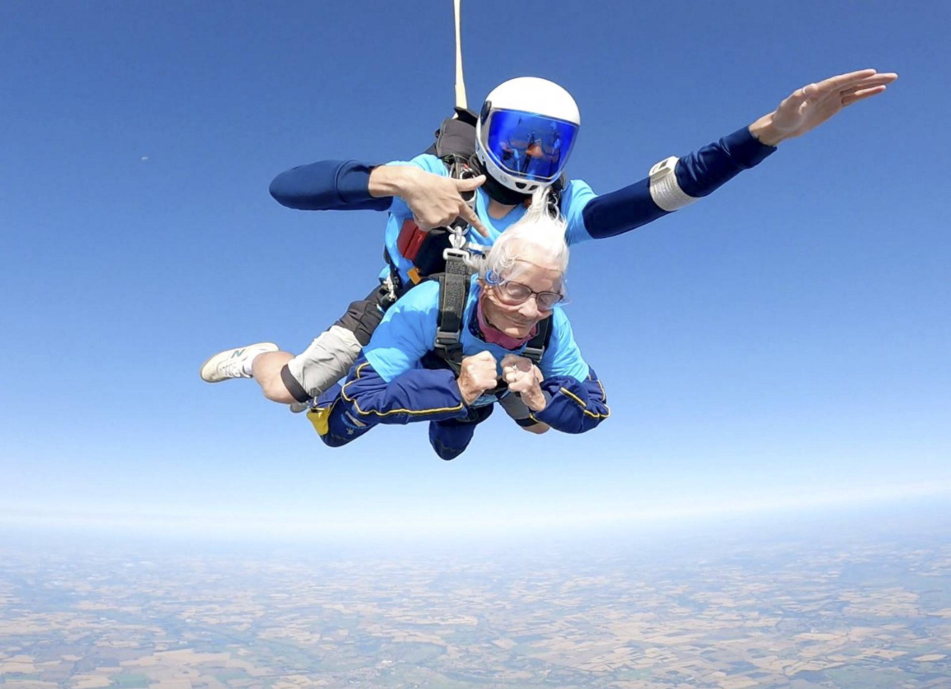 102-year-old becomes Britain's oldest sky-diver