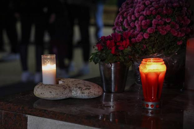 Škabrnja: Odavanje počasti poginulima paljenjem svijeća u Ulici 18. studenog 1991
