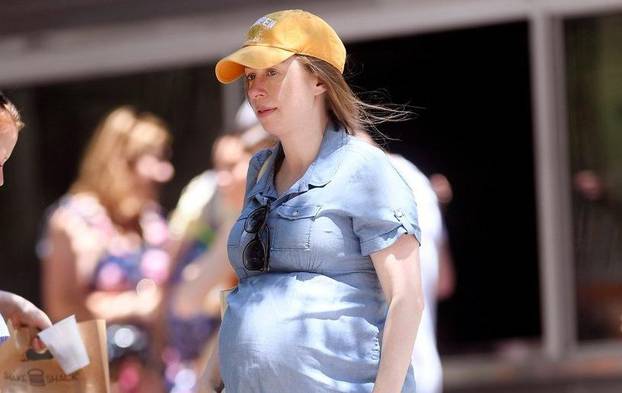 Chelsea Clinton shows her Baby Bump while out getting her lunch at a burguer place in Madison Square park and paying with a credit card