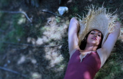 Nina Badrić uživa na ljetovanju, drži se debele hladovine i pozira: 'Pogledaj oblake draga'