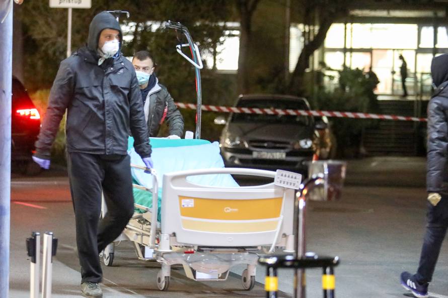 Zagreb: Pripadnici navijačkih skupina pomažu u seljenju Klinike za plućne bolesti na Jordanovcu