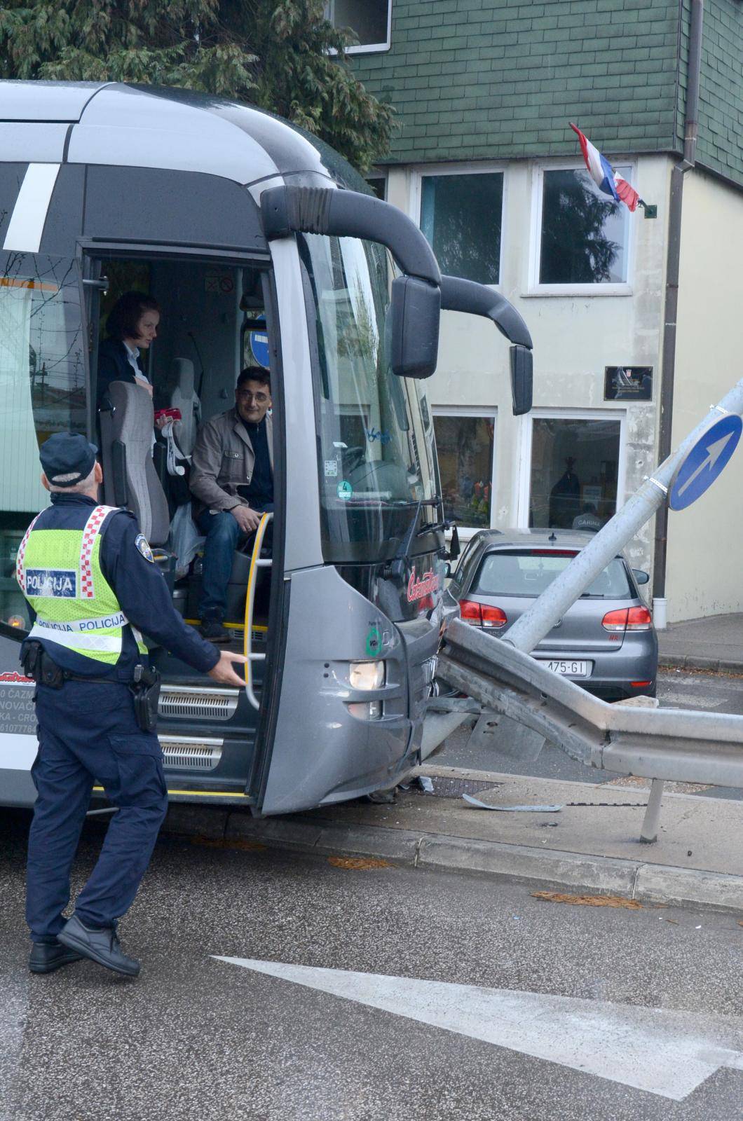 Sisak: Zbog skliskog kolnika autobus Äazmatransa zabio se u stup javne rasvjete