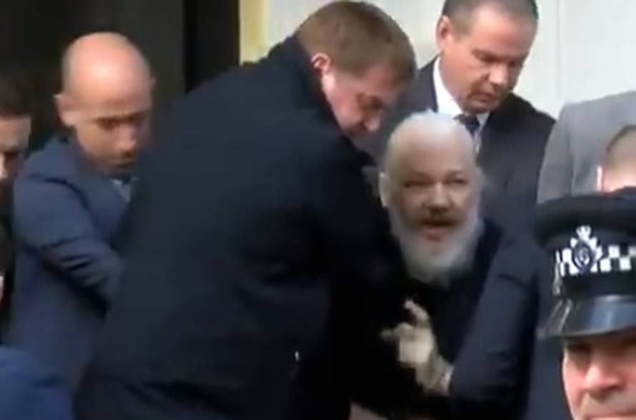 Ekvador Assangeu ukinuo azil, uhićen pri izlasku iz ambasade