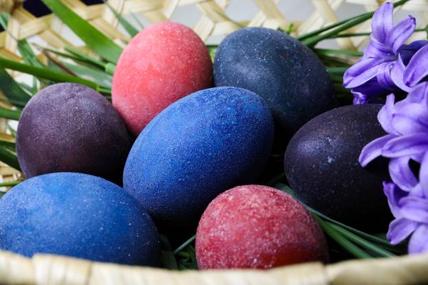 Svjetlucave pisanice kuhane u crnom i bijelom vinu i obojane prirodnim bojama