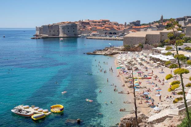 Dubrovnik: Građani i turisti bore se s visokim temperaturama na razne načine