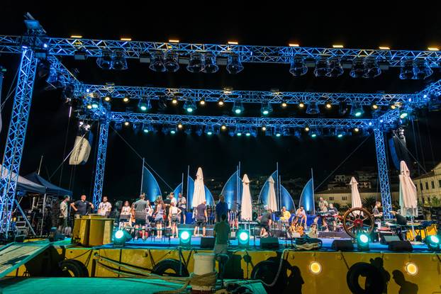Proba na velikoj pozornici u Vela Luci