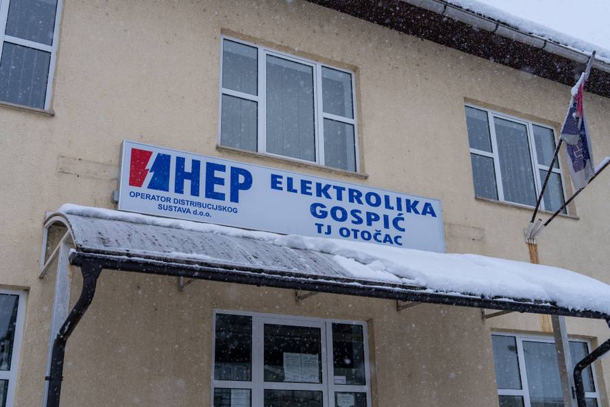 Otočac: Zbog mokrog snijega koji pada dio Like ostao bez struje