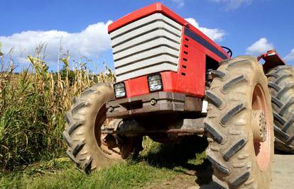 Muškarca kod Lipika pregazio traktor, prevezli ga u bolnicu