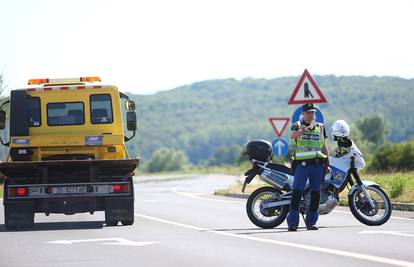 Sudarila se tri auta: Dvoje ljudi je ozlijeđeno, a jedan poginuo