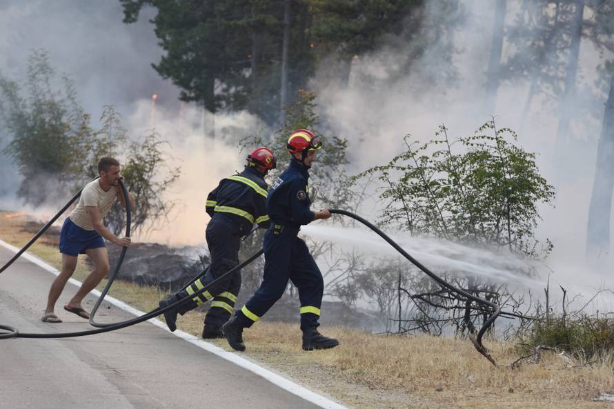 Evakuirali stanovnike sela kod Drniša: 'Ovo je velika nesreća'
