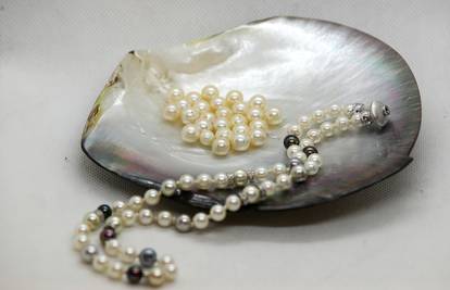 Biserna ogrlica je istinski simbol klasike i dolazi u prepoznatljivo bijeloj, ali i sivoj varijanti