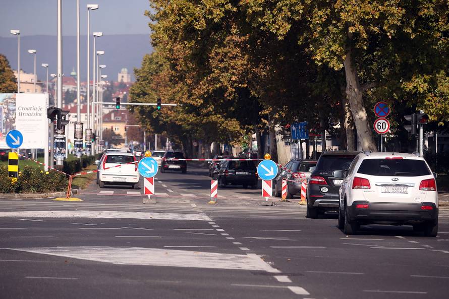 Pukla je cijev na Heinzelovoj: Zatvorili dvije prometne trake