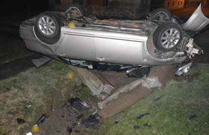 Pijan i bez vozačke vozio brzo: Automobil se prevrnuo na krov