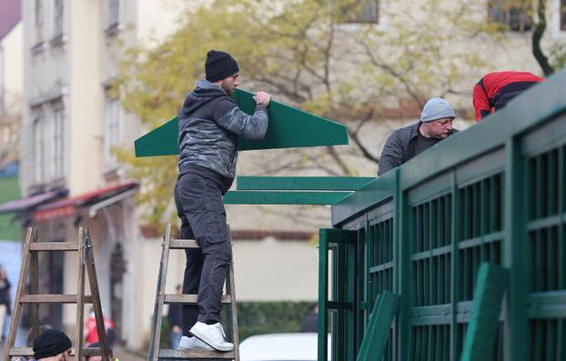 Zagreb: Postavljanje adventskih kućica na Trgu bana Josipa Jelačića