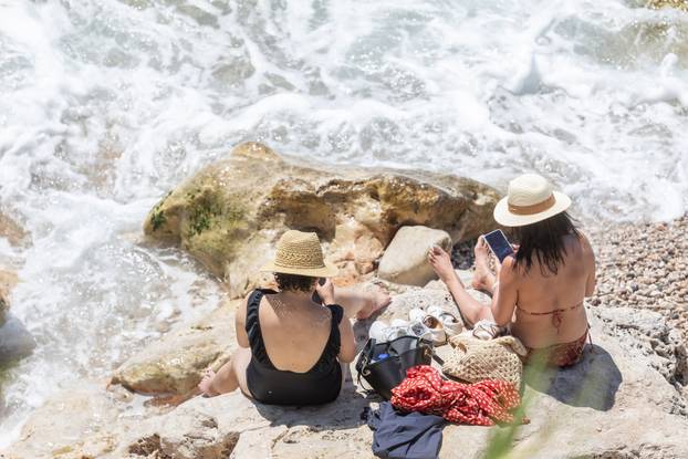 Pravo ljeto na plaži Banje u Dubrovniku