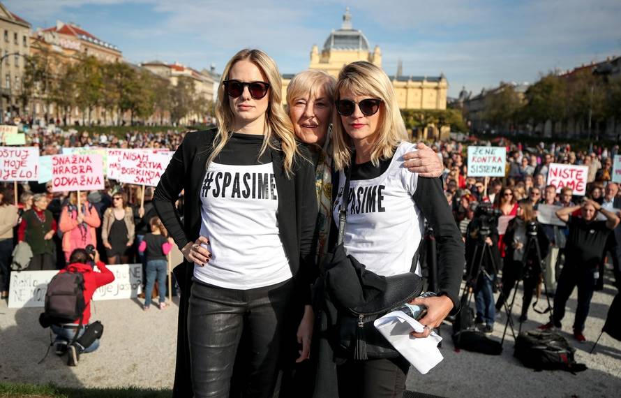 Zagreb: Na Trgu kralja Tomislava odrÅ¾an prosvjed "Pravda za djevojÄice"